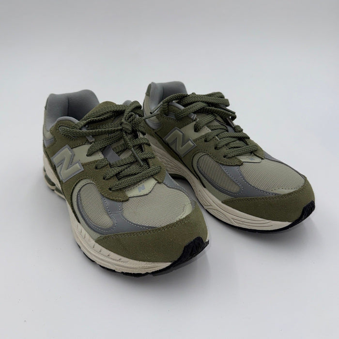New Balance 2002 GS men's sneakers in size 5.5, showing navy and gray colorway, with cushioned sole and sporty design.