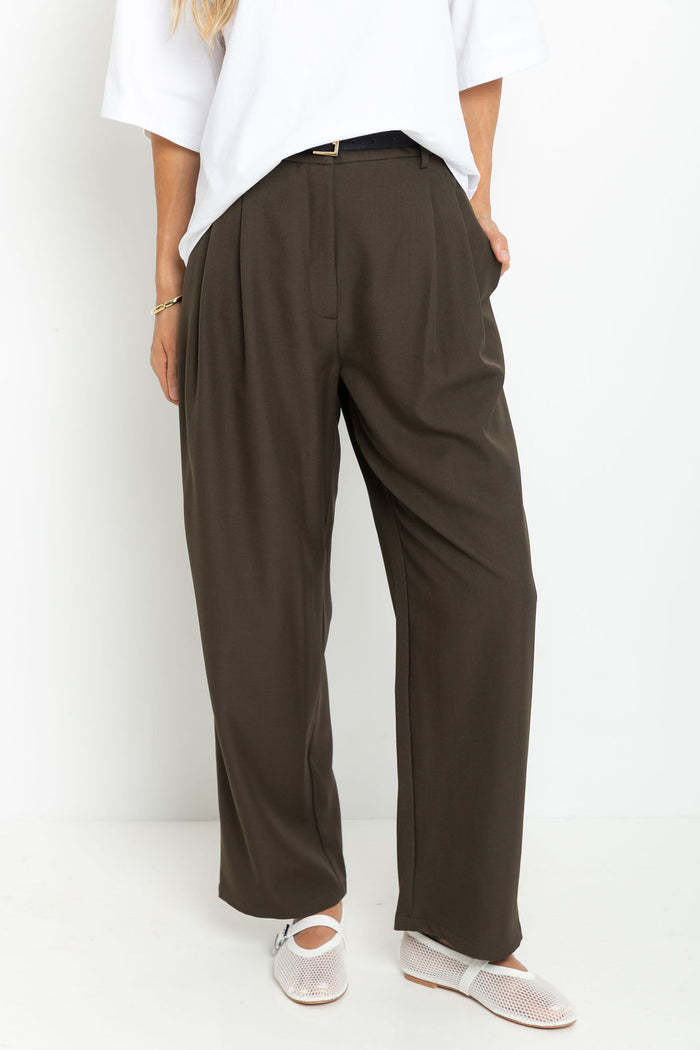 Xavier pants in dark olive brown – high-waisted, wide-leg pleated trousers styled with a white tee and a black belt